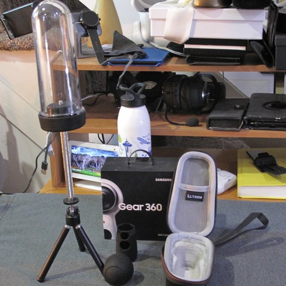 Samsung Gear 360 (2017 Edition) Real 360° 4K VR Camera - Picture 12 of 15